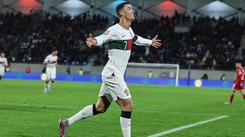 Ronaldo ăn mừng kiểu dang hai tay